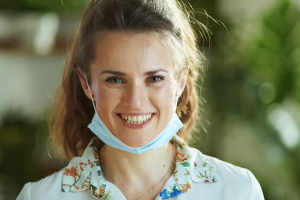 Vida Durante Pandemia Covid Retrato Mujer Años Sonriente Blusa Blanca — Foto de Stock