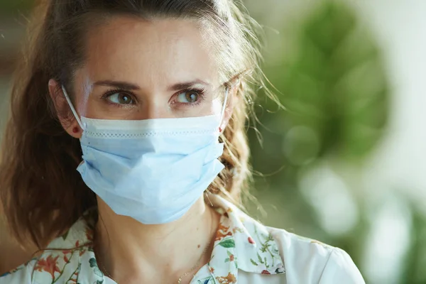 Vida Durante Pandemia Coronavírus Retrato Mulher Elegante Pensativo Blusa Branca — Fotografia de Stock