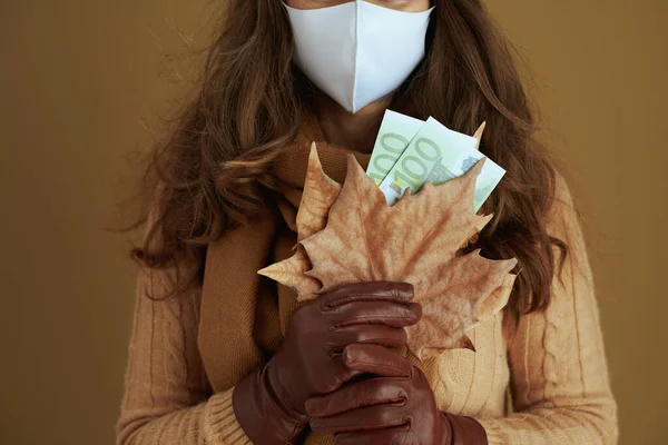 Hola Otoño Primer Plano Mujer Bufanda Con Máscara Médica Blanca — Foto de Stock