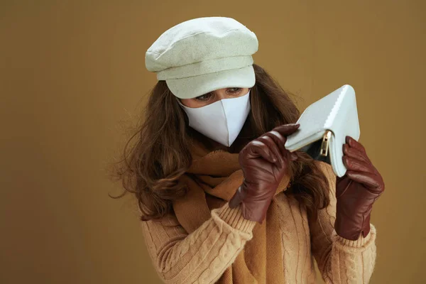 Życie Podczas Pandemii Koronawirusowej Zestresowana Modna Kobieta Swetrze Białą Maską — Zdjęcie stockowe