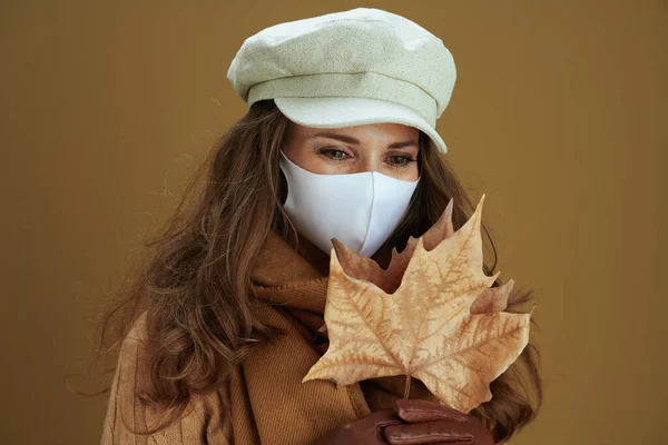 Γεια Σου Φθινόπωρο Pensive Stylish Γυναίκα Πουλόβερ Λευκή Ιατρική Μάσκα — Φωτογραφία Αρχείου