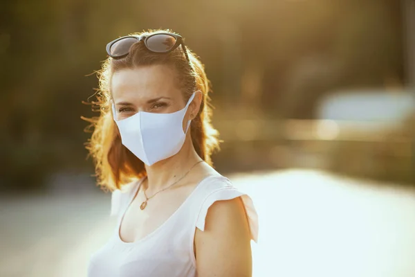 Mujer Mediana Edad Blusa Rosa Con Máscara Blanca Gafas Sol — Foto de Stock