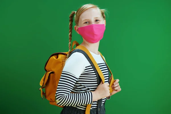 Życie Podczas Pandemii Koronawirusowej Nowoczesna Dziewczyna Białej Bluzce Żółtym Plecakiem — Zdjęcie stockowe