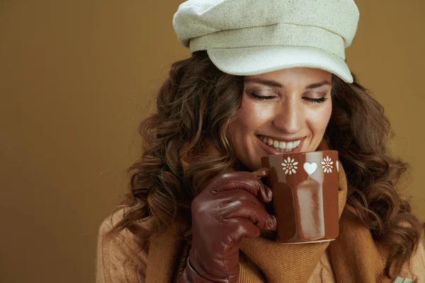 Hola Otoño Sonriente Joven Hembra Suéter Con Guantes Cuero Copa — Foto de Stock