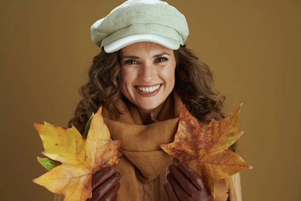 10月份 幸福的现代中年女性形象 戴着皮手套的围巾 黄秋枫叶青铜背景 — 图库照片