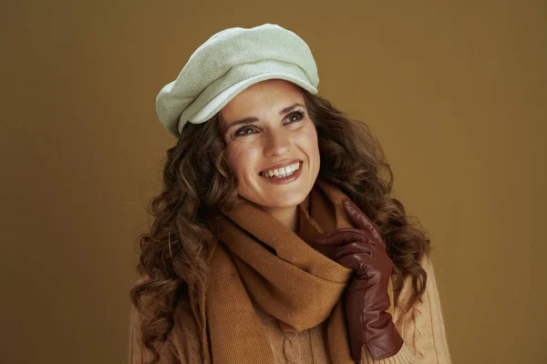 Hallo September Pensive Jonge Vrouw Sjaal Met Lederen Handschoenen Geïsoleerd — Stockfoto