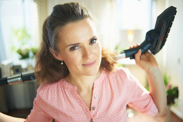 Portret Van Jonge Huisvrouw Blouse Witte Broek Met Stofzuiger Borstel — Stockfoto