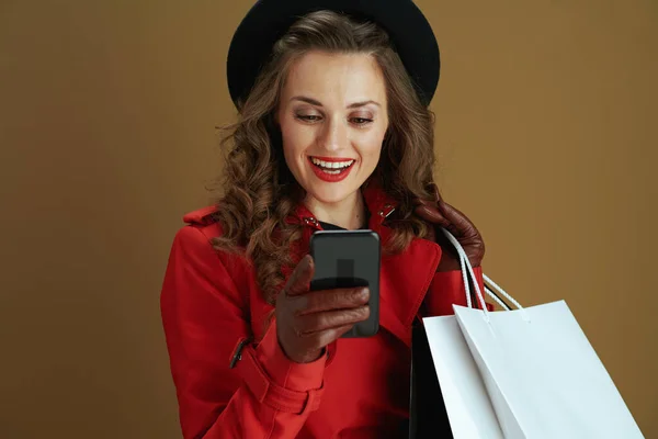 Olá Outubro Mulher Elegante Feliz Casaco Vermelho Boina Preta Com — Fotografia de Stock