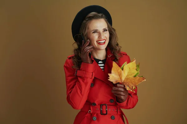 Hallo September Gelukkige Stijlvolle Huisvrouw Rode Jas Zwarte Baret Met — Stockfoto