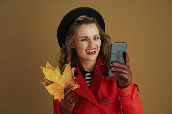 Olá Outubro Sorridente Moda Anos Idade Mulher Casaco Vermelho Boina — Fotografia de Stock
