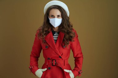 Merhaba sonbahar. Bronz arka plana karşı kırmızı ceketli moda kadın.