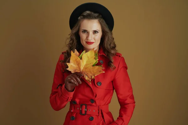 Olá Novembro Moda Anos Idade Dona Casa Casaco Vermelho Boina — Fotografia de Stock