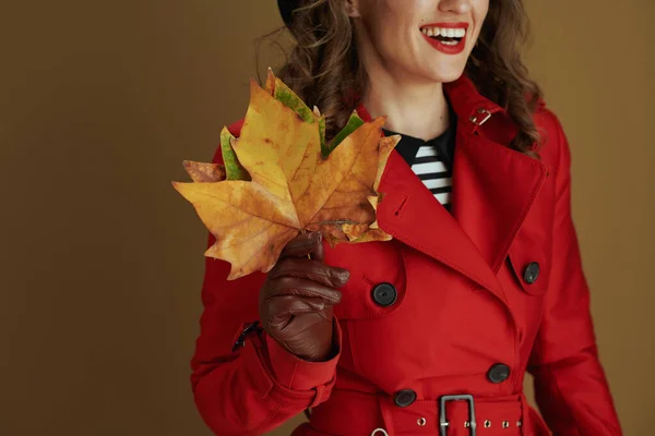 Olá Setembro Fechar Mulher Feliz Com Luvas Couro Folhas Bordo — Fotografia de Stock