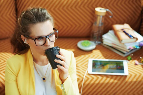 Stylová Žena Žluté Bundě Šálkem Kávy Studium Line Tabletu Moderním — Stock fotografie