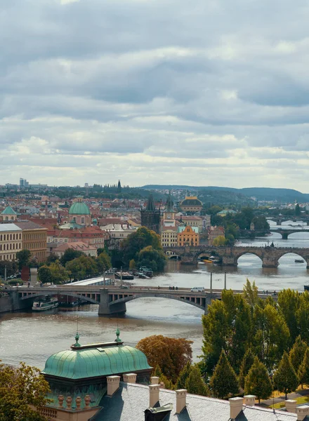 Landskap Prag Tjeckien Med Vltava Utsikt Och Karlsbron Molnig Höstdag — Stockfoto