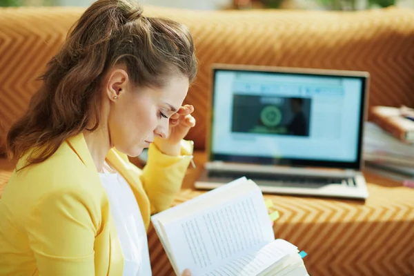 Trendy Jaar Oude Huisvrouw Geel Jasje Met Leerboek Studie Online — Stockfoto