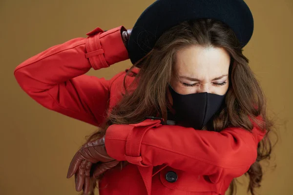 Život Během Pandemie Koronaviru Mladá Žena Červeném Kabátě Černou Maskou — Stock fotografie
