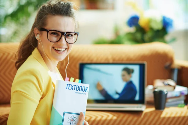 Sonriente Ama Casa Moderna Mediana Edad Chaqueta Amarilla Con Auriculares —  Fotos de Stock