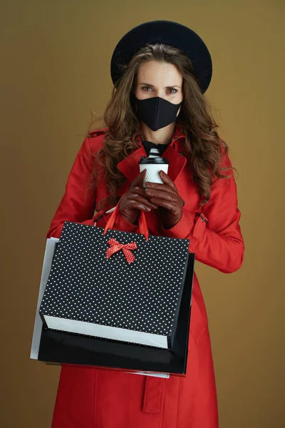 Helló Ősz Fiatal Háziasszony Piros Kabátban Fekete Maszk Csésze Papír — Stock Fotó
