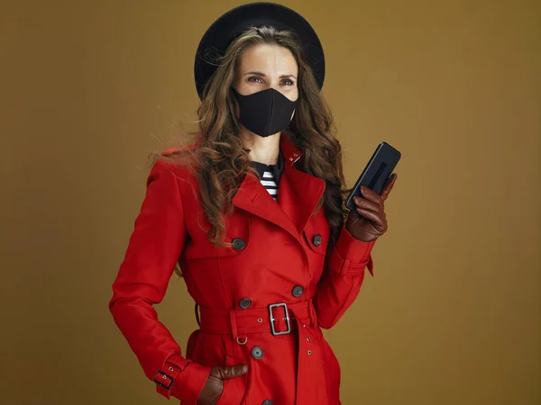 Γεια Σου Φθινόπωρο Ετών Νοικοκυρά Κόκκινο Παλτό Smartphone Και Μαύρη — Φωτογραφία Αρχείου