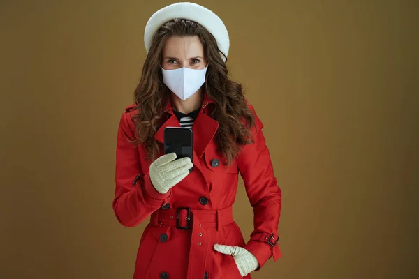 Życie Podczas Pandemii Koronawirusowej Modna Gospodyni Domowa Czerwonym Płaszczu Wysyłanie — Zdjęcie stockowe