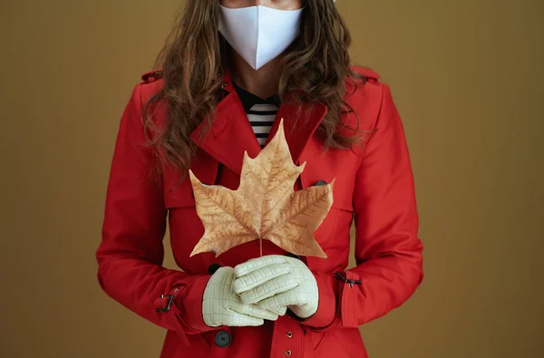 Bonjour Automne Gros Plan Sur Femme Manteau Rouge Avec Feuille — Photo
