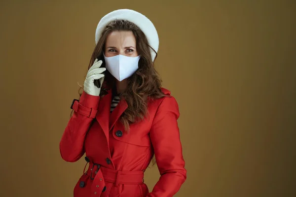 Vida Durante Pandemia Covid Sonriente Mujer Con Estilo Abrigo Rojo — Foto de Stock