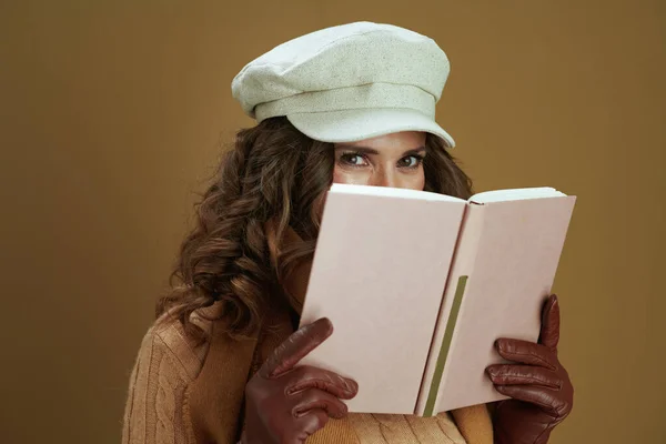 Hallo November Elegante Vrouw Sjaal Met Boek Lederen Handschoenen Geïsoleerd — Stockfoto