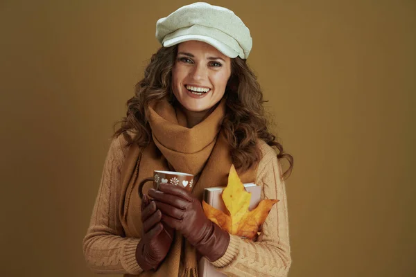 9月だ 黄色の紅葉の紅葉とスカーフで幸せな現代女性の肖像画 革手袋とベージュの背景に対するカップ — ストック写真
