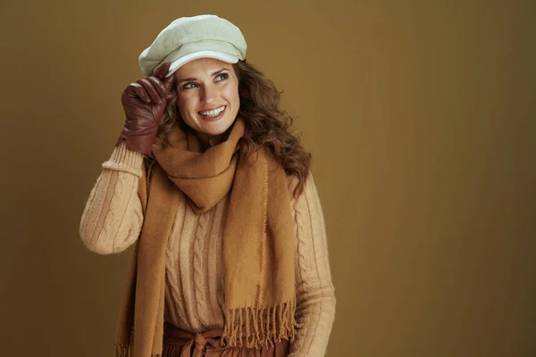 Hola Noviembre Sonriente Mujer Mediana Edad Elegante Suéter Con Guantes —  Fotos de Stock