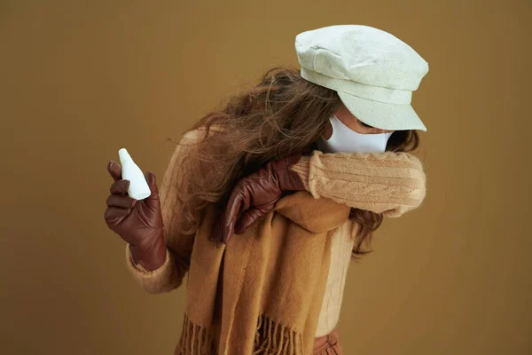 Vida Durante Pandemia Covid Mujer Joven Suéter Con Máscara Médica — Foto de Stock