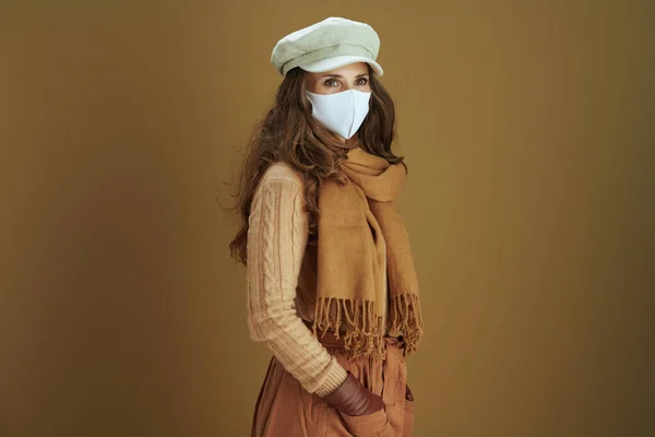 Γεια Σου Φθινόπωρο Κομψή Γυναίκα Πουλόβερ Λευκή Ιατρική Μάσκα Καφέ — Φωτογραφία Αρχείου