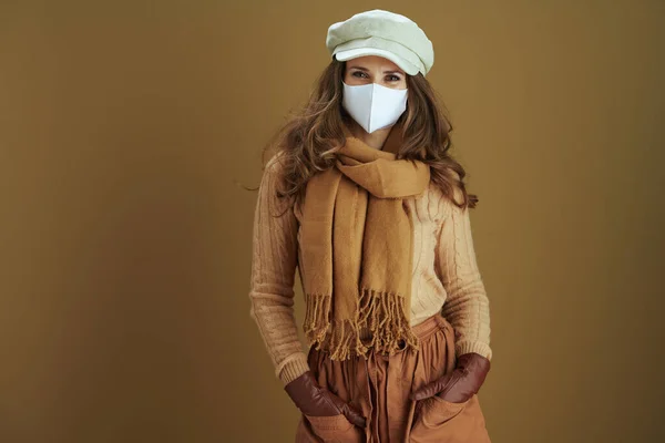 Życie Podczas Pandemii Covid Portret Letniej Kobiety Swetrze Białą Maską — Zdjęcie stockowe