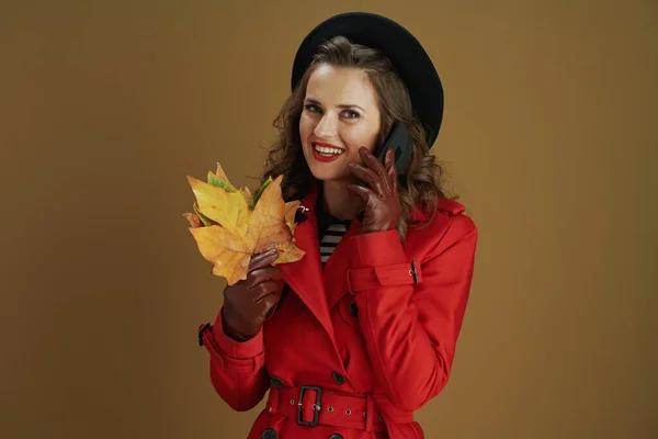 Привіт Вересень Щаслива Модна Жінка Червоному Пальто Чорному Береті Шкіряними — стокове фото