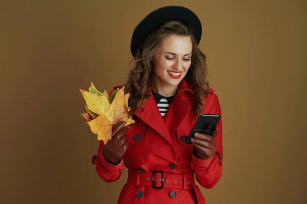 Hola Otoño Ama Casa Feliz Mediana Edad Con Abrigo Rojo —  Fotos de Stock