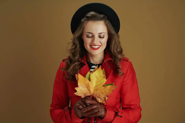 Olá Novembro Feliz Moderna Mulher Meia Idade Casaco Vermelho Boina — Fotografia de Stock