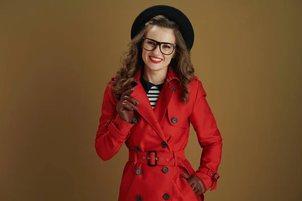 Bonjour Octobre Femme Âge Moyen Souriante Tendance Manteau Rouge Béret — Photo