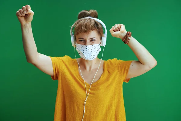 Leven Tijdens Covid Pandemie Vrolijke Jonge Student Geel Shirt Met — Stockfoto