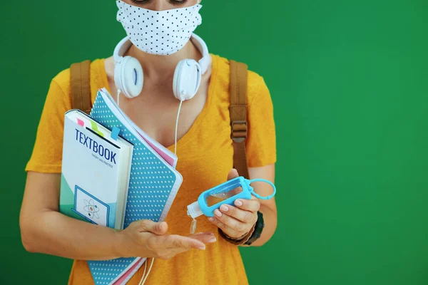 Close Student Geel Shirt Met Leerboeken Notitieboekjes Medisch Masker Witte — Stockfoto