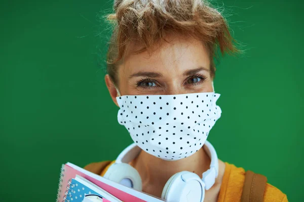 Vida Durante Pandemia Coronavírus Retrato Jovem Estudante Mulher Camisa Amarela — Fotografia de Stock