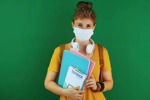 Vida Durante Pandemia Covid Mulher Aprendiz Moderno Feliz Camisa Amarela — Fotografia de Stock