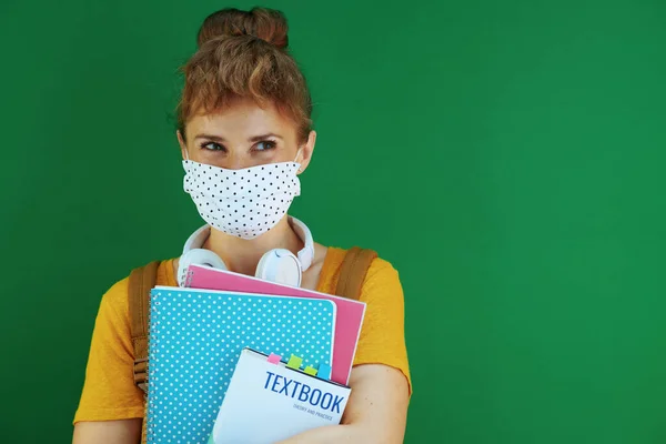 Leven Tijdens Een Coronavirus Pandemie Lachende Jonge Student Geel Shirt — Stockfoto