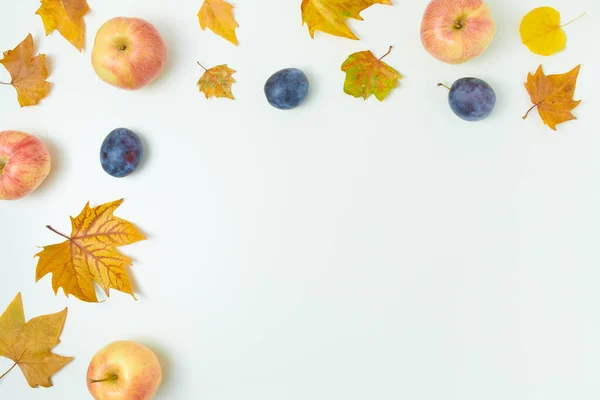 Hejsan Oktober Höst Platt Låg Med Blad Plommon Och Äpplen — Stockfoto