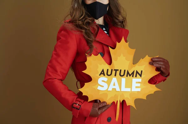 Covid 19大流行病期间的生活 红色外套 秋季销售叶状横幅 米色背景黑色面罩的女装 — 图库照片