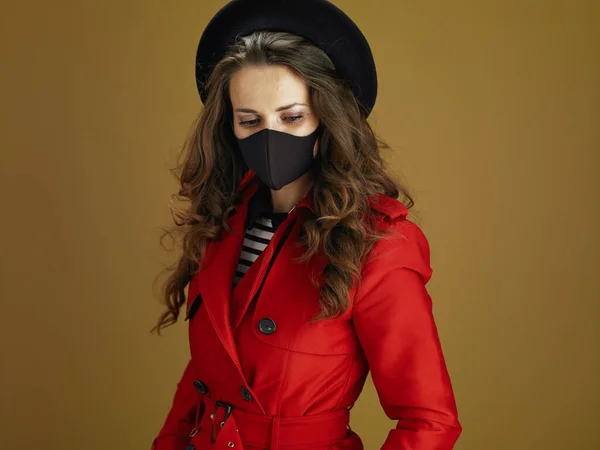Vita Durante Pandemia Covid Anni Casalinga Cappotto Rosso Con Maschera — Foto Stock