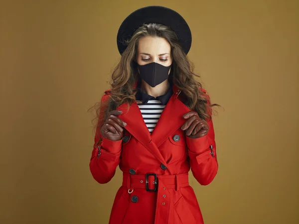 Life Covid Pandemic Relaxed Modern Woman Red Coat Black Mask — Stock Photo, Image