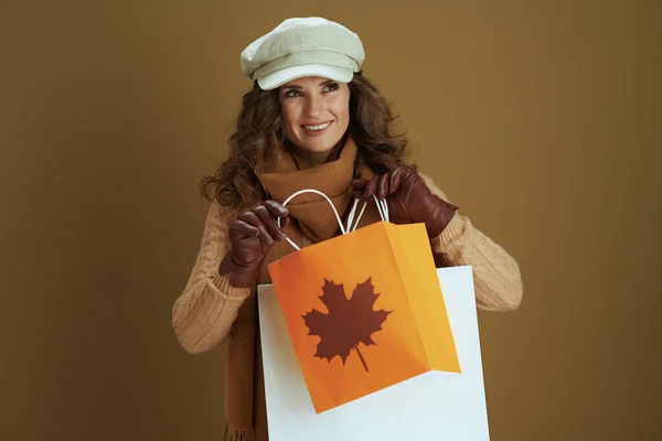 Olá Novembro Jovem Pensativo Camisola Com Luvas Couro Saco Compras — Fotografia de Stock