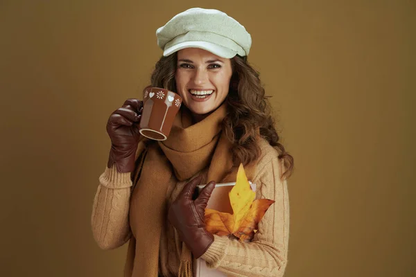 10月だ 黄色の紅葉の紅葉とスカーフで幸せなスタイリッシュな女性の肖像画 革手袋とベージュで隔離されたカップ — ストック写真
