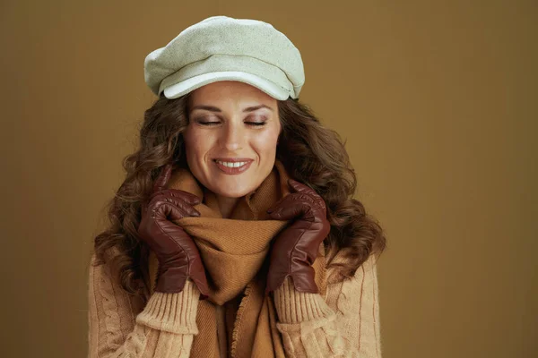 10月份 穿着围巾 戴着褐色背景皮手套的快乐中年妇女 — 图库照片