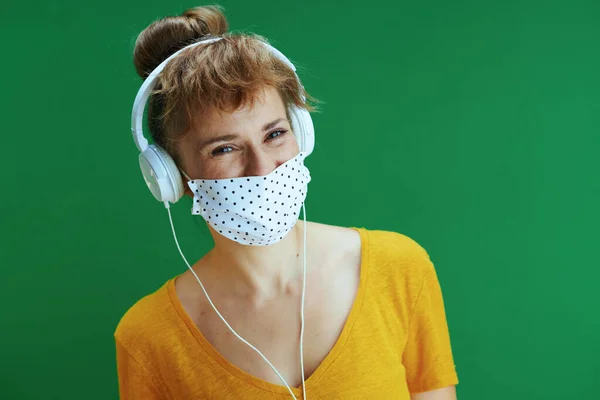 Vida Durante Pandemia Coronavírus Retrato Mulher Estudante Moderna Sorridente Camisa — Fotografia de Stock